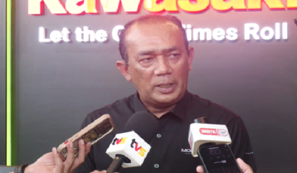 Ketua Pegawai Eksekutif Motosikal dan Enjin Nasional Sdn Bhd (MODENAS) Roslan Roskan dalam sidang media selepas majlis pelancaran pembukaan Pusat Teknikal Kawasaki (KTC) dan ibu pejabat baharu Edaran Modenas Sdn Bhd (EMOS) di Glenmarie, Shah Alam/RTM